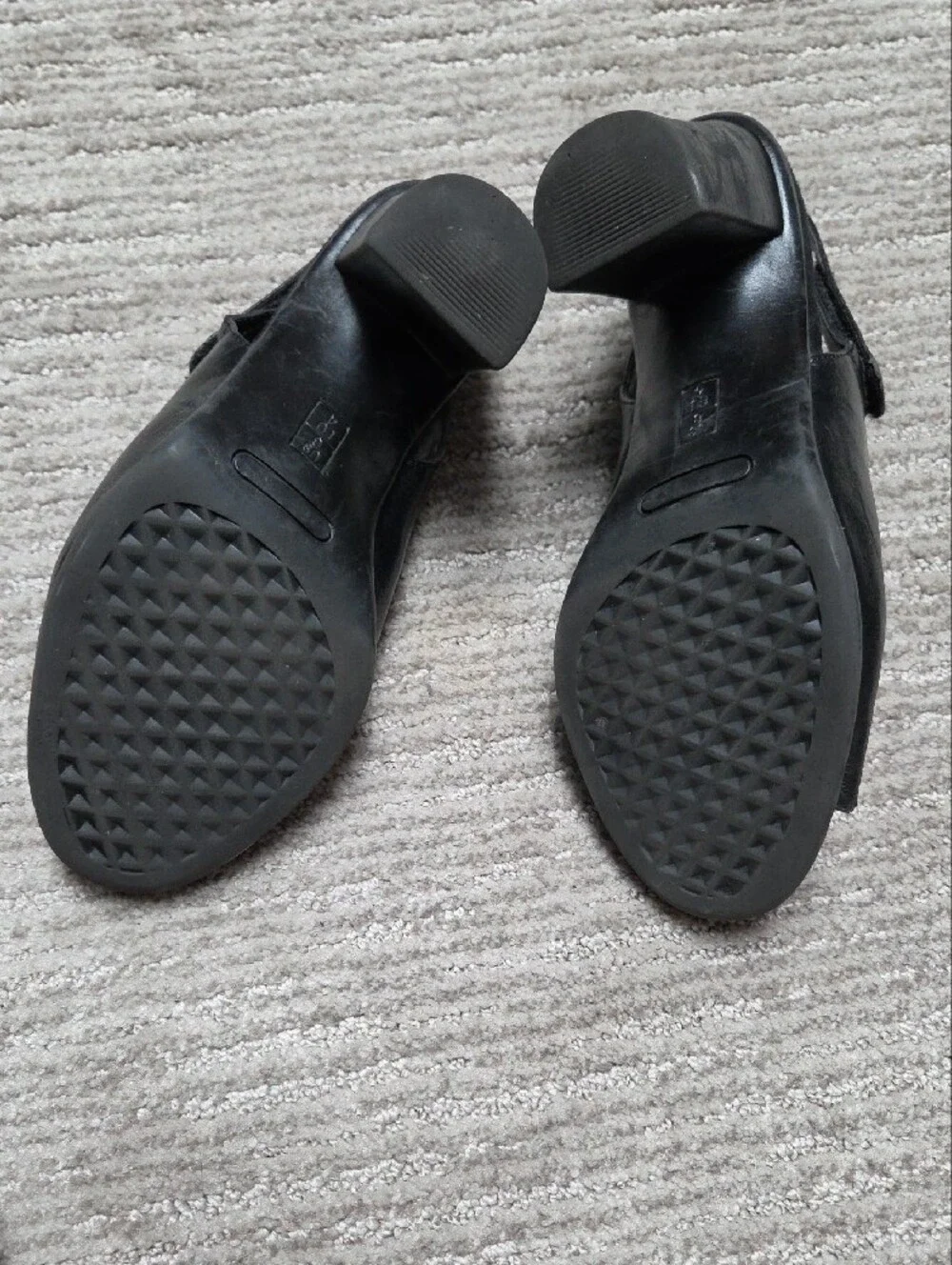AEROSOLES classic black